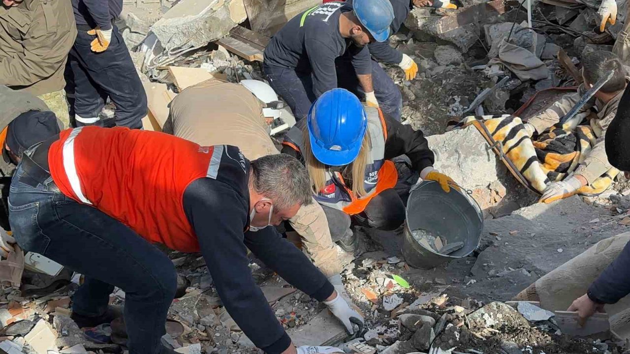 Mehmetçik ve AFAD omuz omuza bir kişiyi daha enkazdan sağ çıkardı