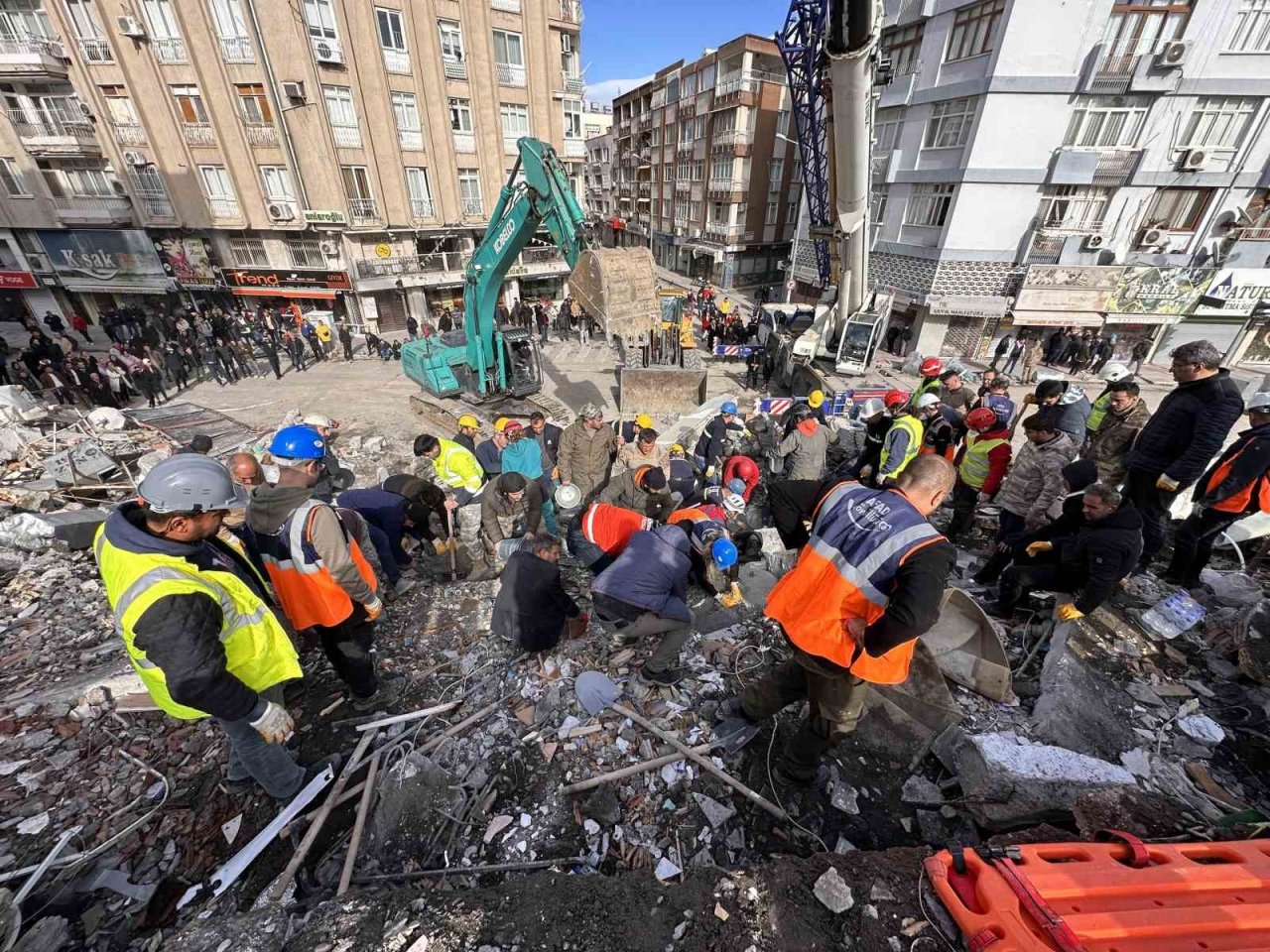 Mehmetçik ve AFAD omuz omuza bir kişiyi daha enkazdan sağ çıkardı