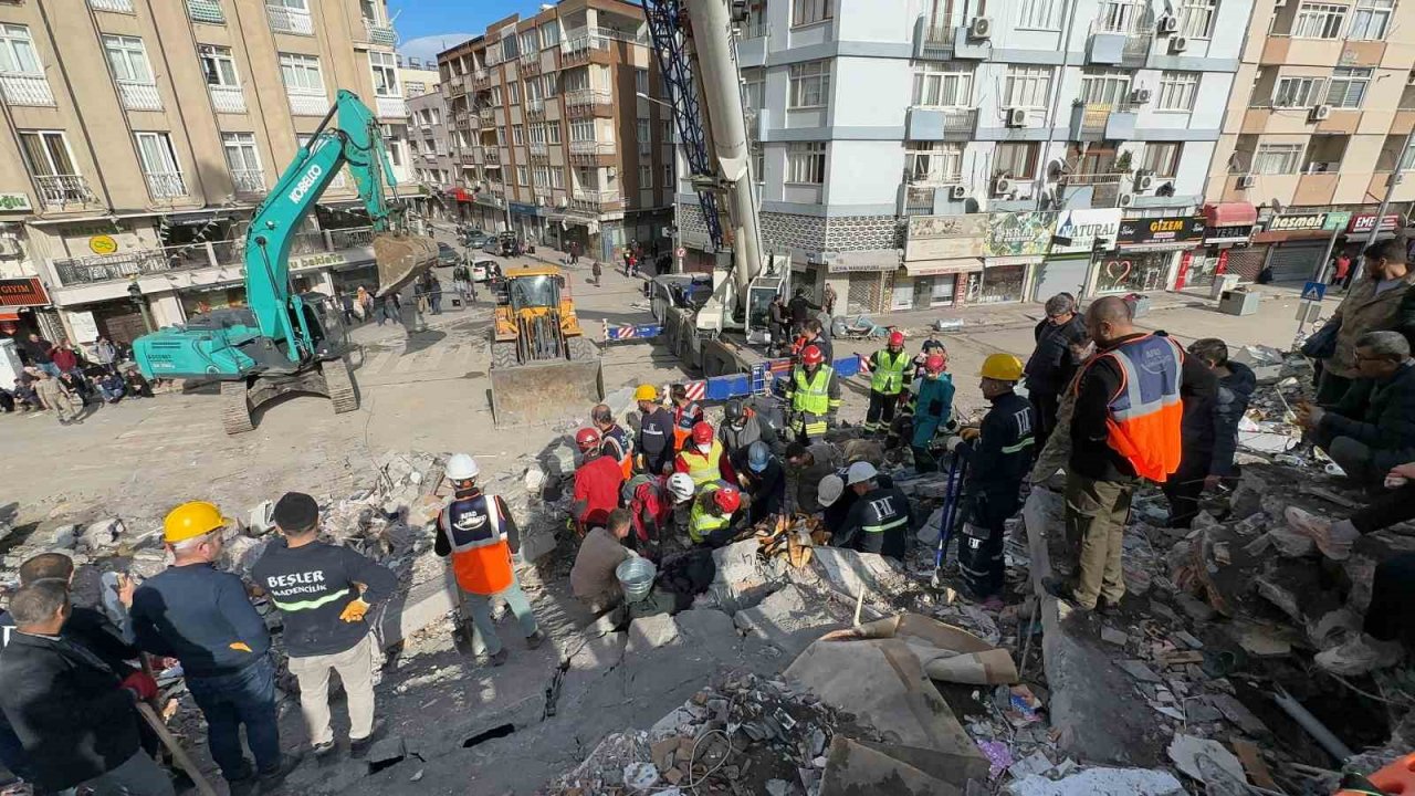 Mehmetçik ve AFAD omuz omuza bir kişiyi daha enkazdan sağ çıkardı