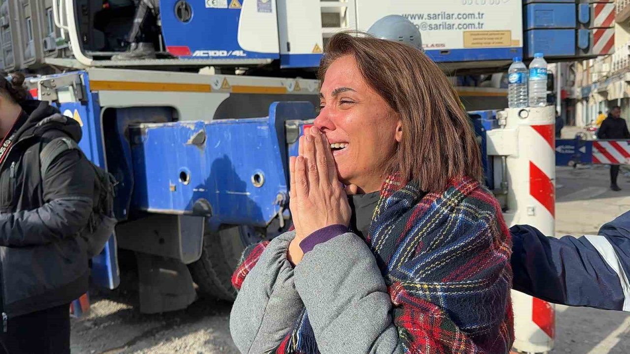 Mehmetçik ve AFAD omuz omuza bir kişiyi daha enkazdan sağ çıkardı