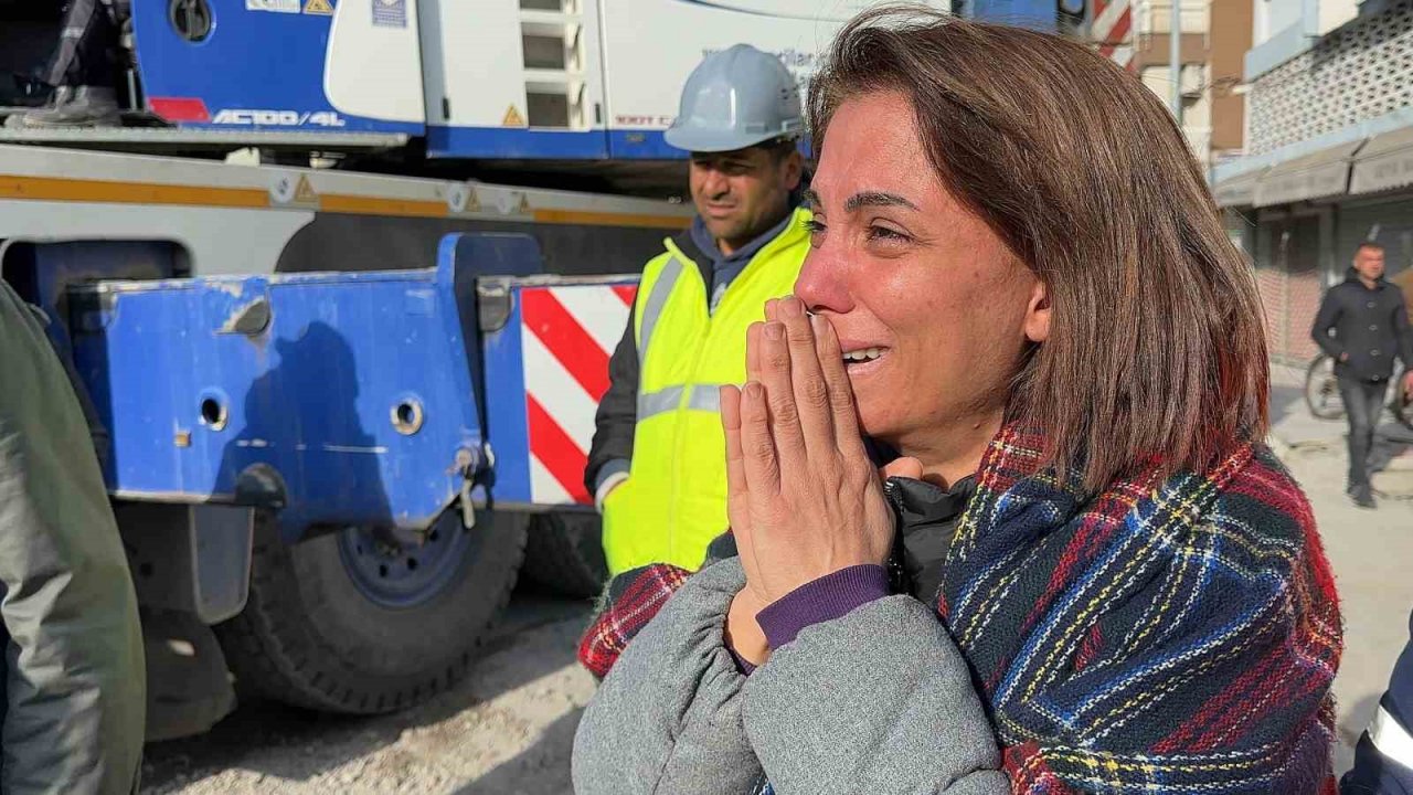 Mehmetçik ve AFAD omuz omuza bir kişiyi daha enkazdan sağ çıkardı