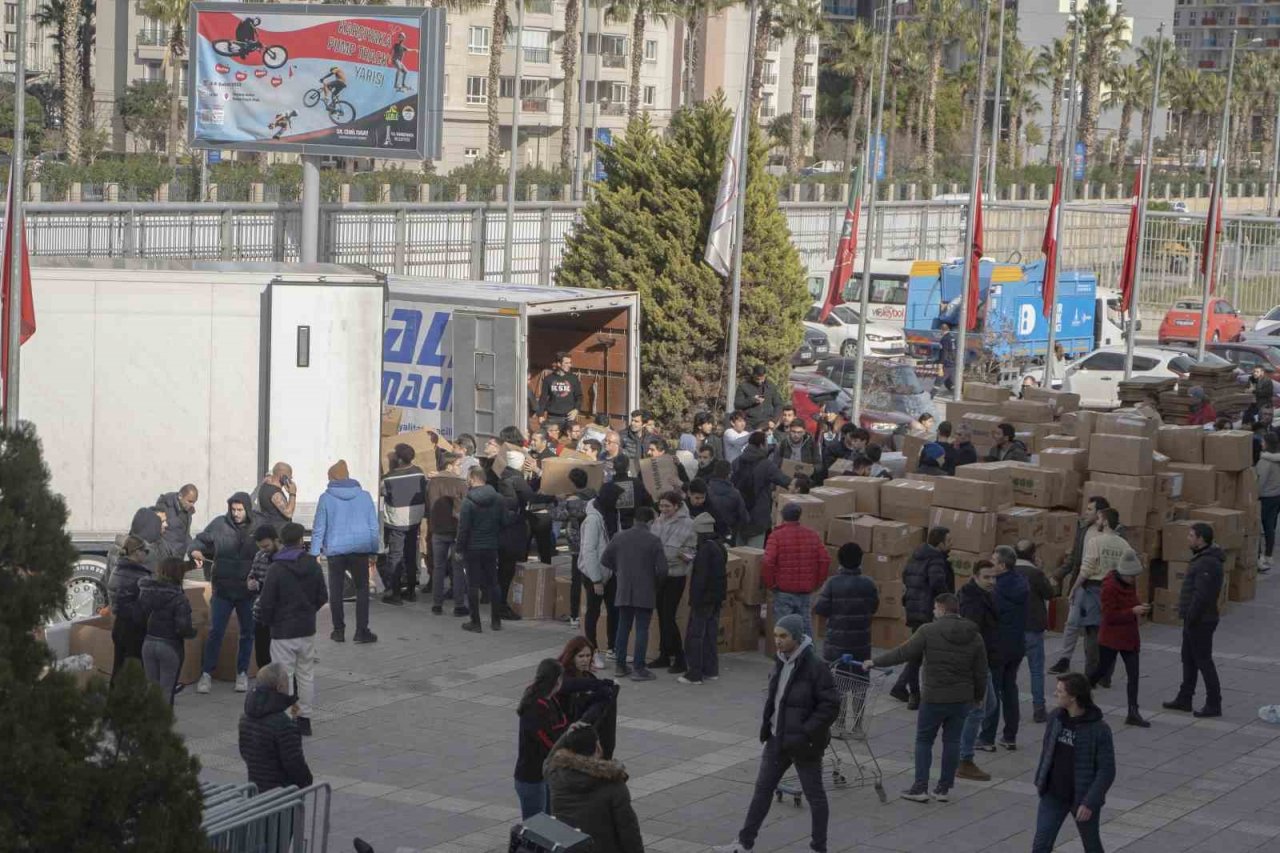 Karşıyaka taraftarından 9 tır malzeme yardımı
