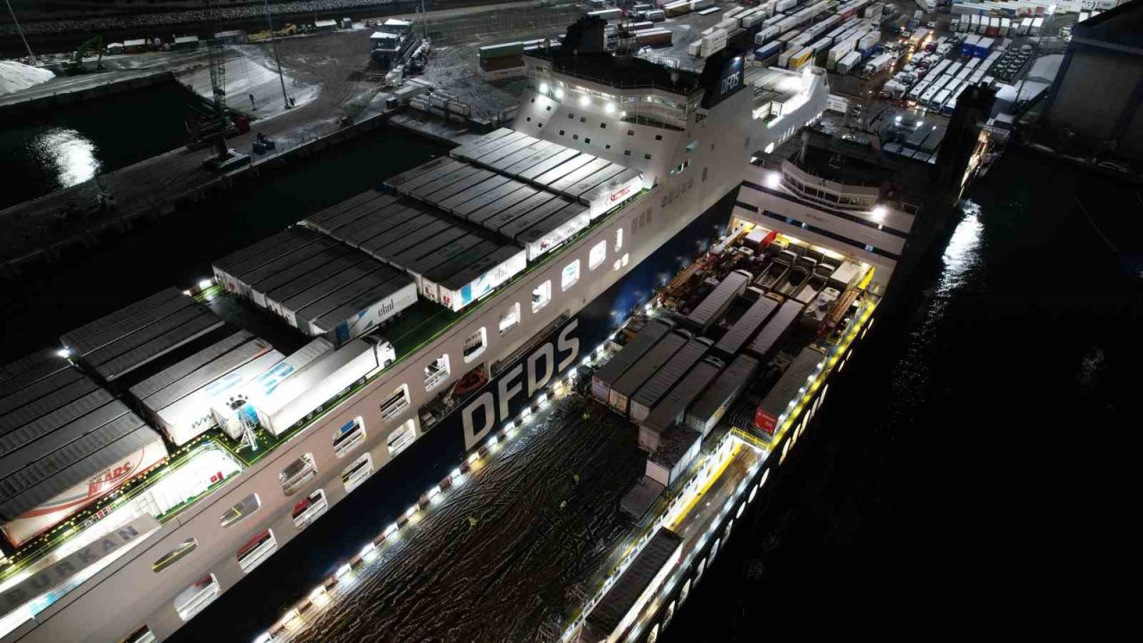 İş makinalarının ve yardım tırlarının bulunduğu gemi İstanbul’dan yola çıktı