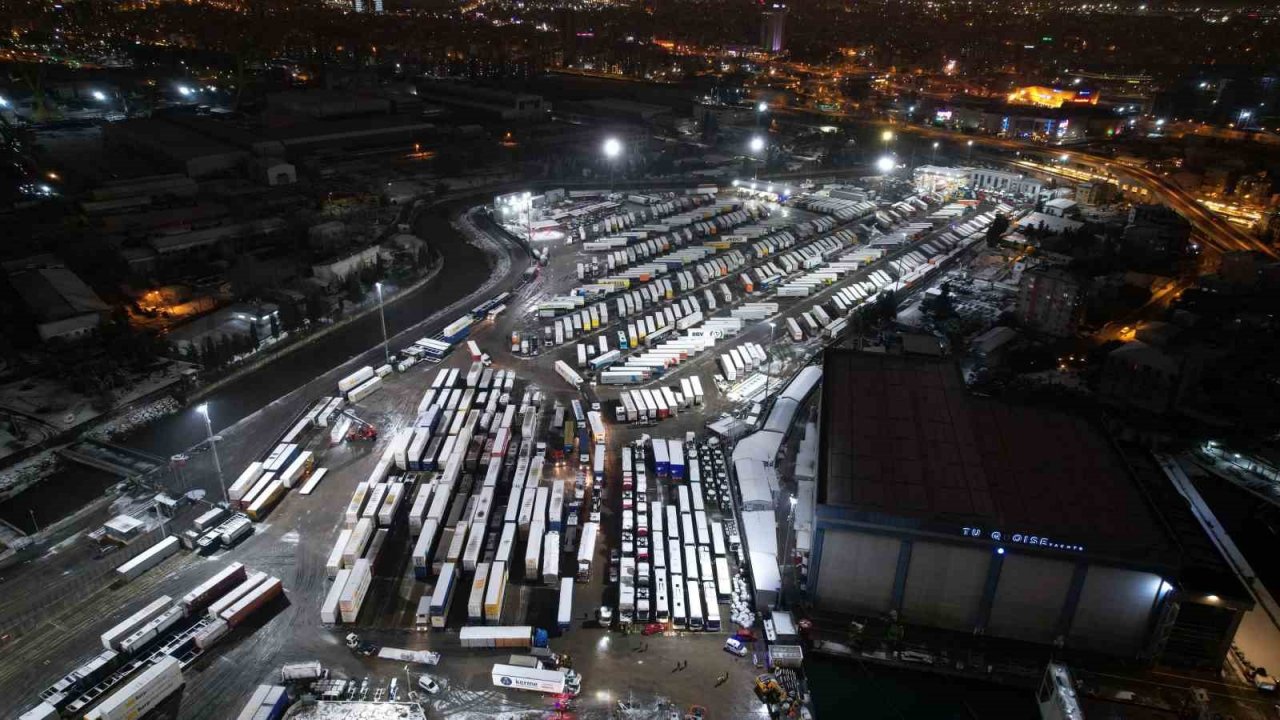 İş makinalarının ve yardım tırlarının bulunduğu gemi İstanbul’dan yola çıktı
