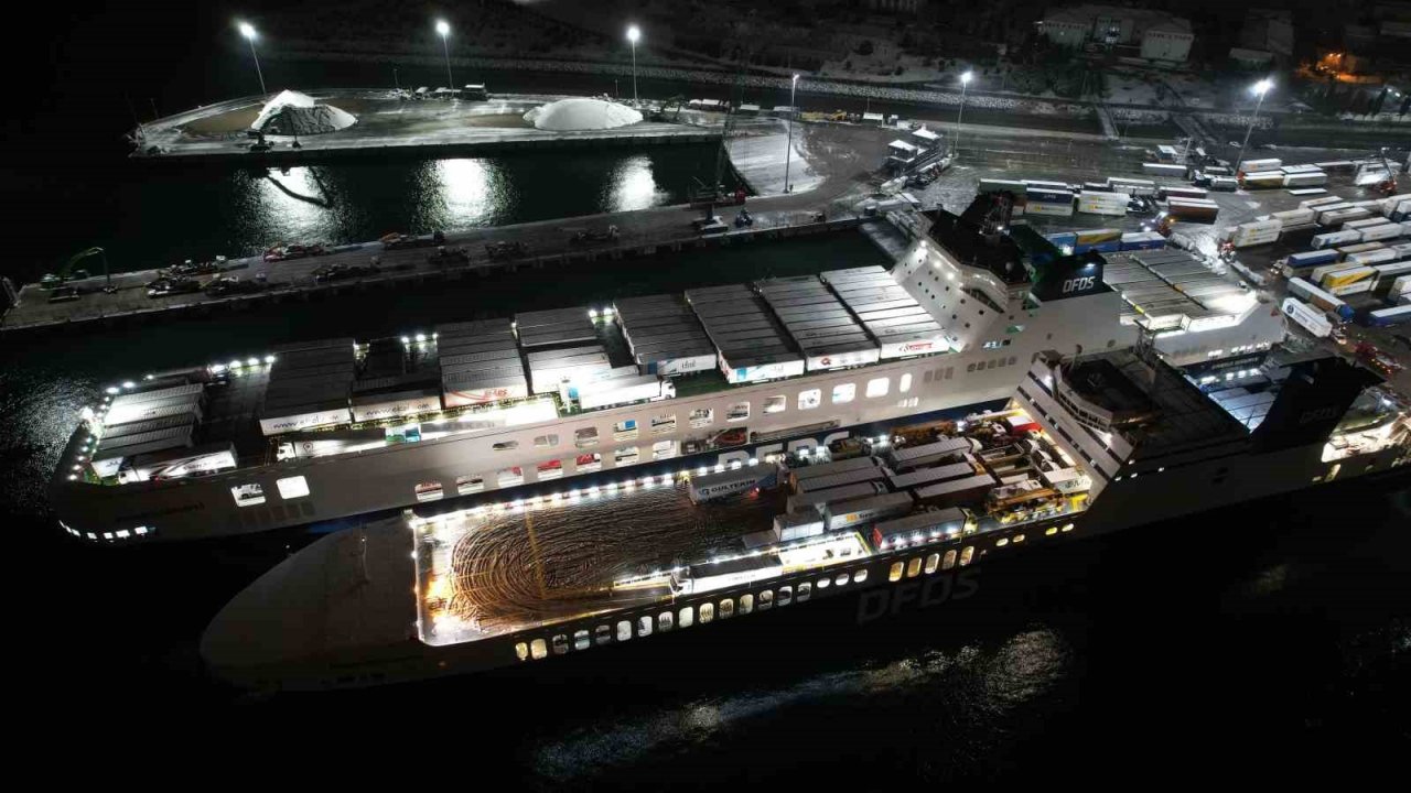 İş makinalarının ve yardım tırlarının bulunduğu gemi İstanbul’dan yola çıktı