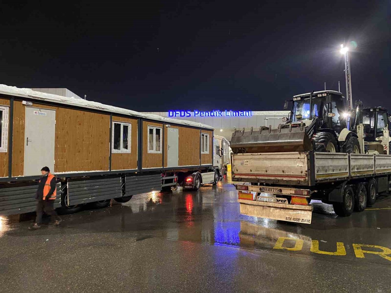 İş makinalarının ve yardım tırlarının bulunduğu gemi İstanbul’dan yola çıktı
