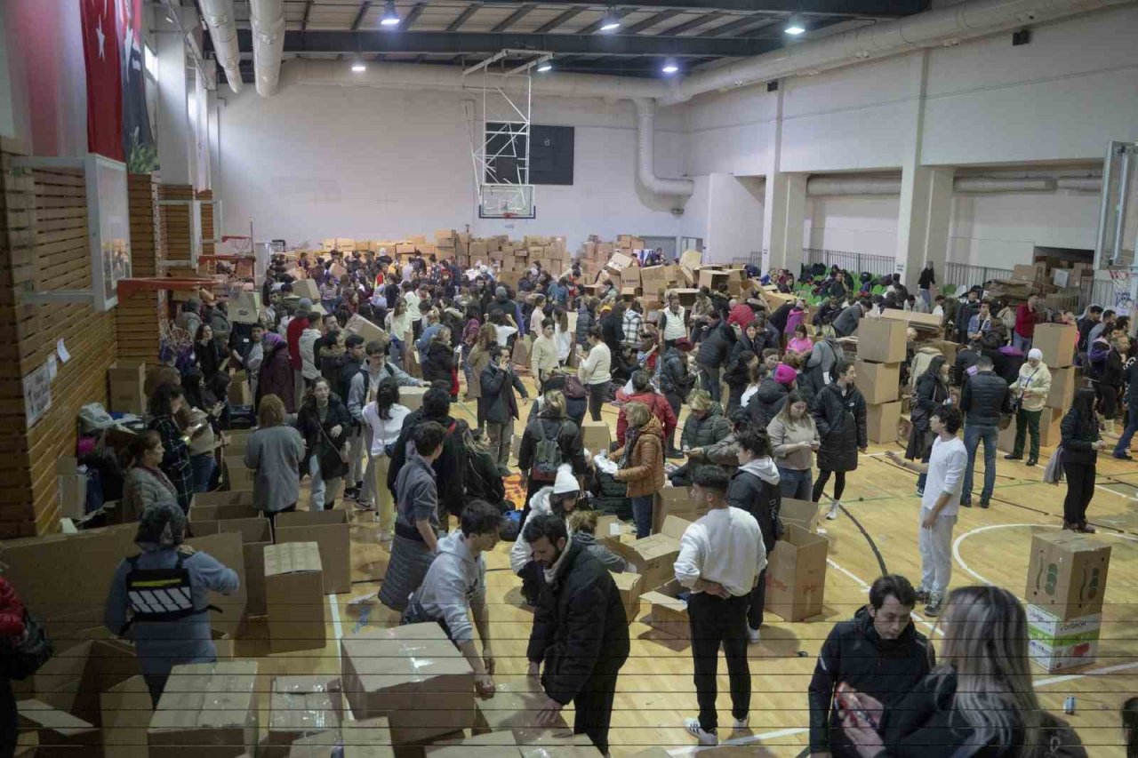 İzmir takımları, depremzedelere yardıma devam ediyor