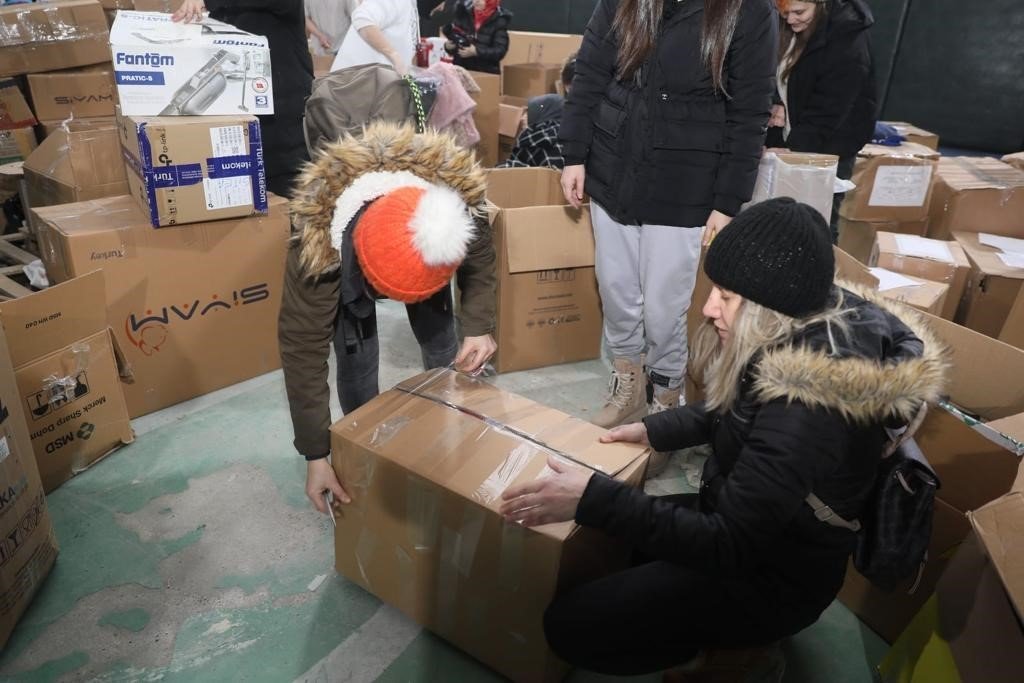 Kağıthane’de binlerce kişi afet bölgesine yardım gönderdi