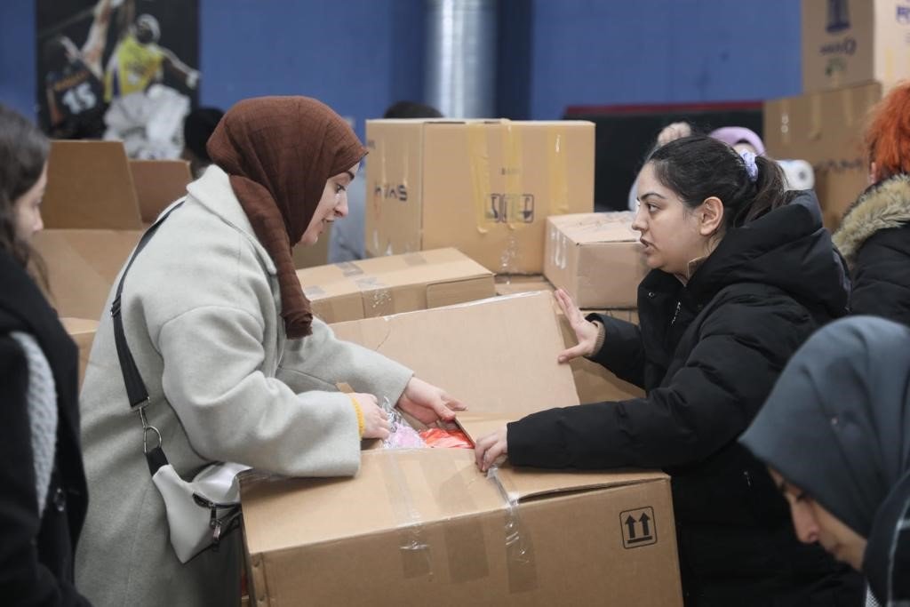 Kağıthane’de binlerce kişi afet bölgesine yardım gönderdi