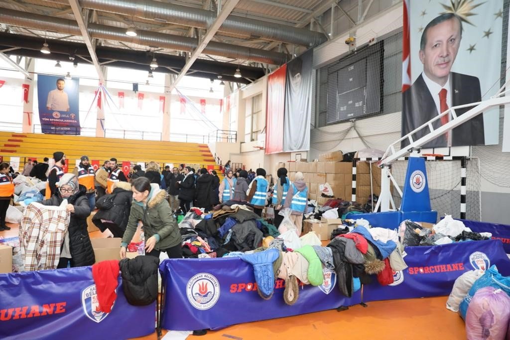 Kağıthane’de binlerce kişi afet bölgesine yardım gönderdi