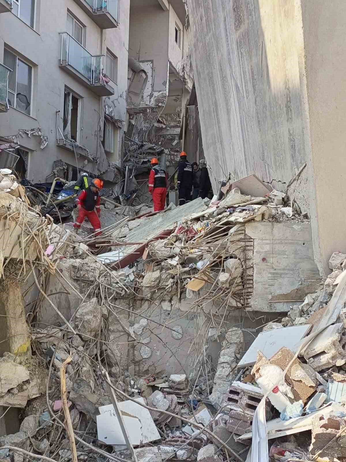 MABKE enkazdan 2 can kurtardı