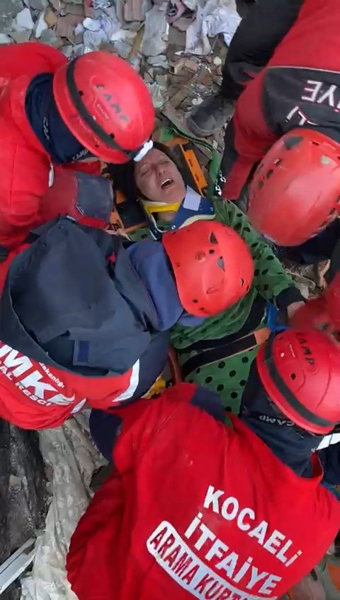 52 saat sonra kurtarıldı, sevinç gözyaşları döktü: "Hepinizi çok seviyorum"