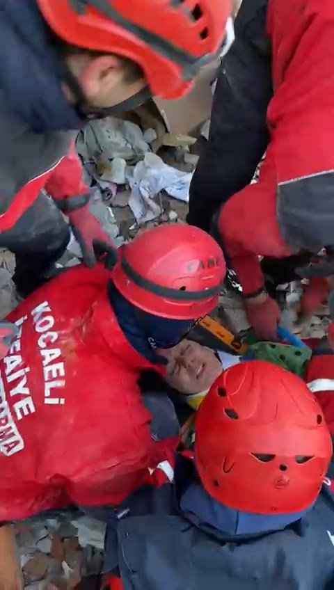 52 saat sonra kurtarıldı, sevinç gözyaşları döktü: "Hepinizi çok seviyorum"