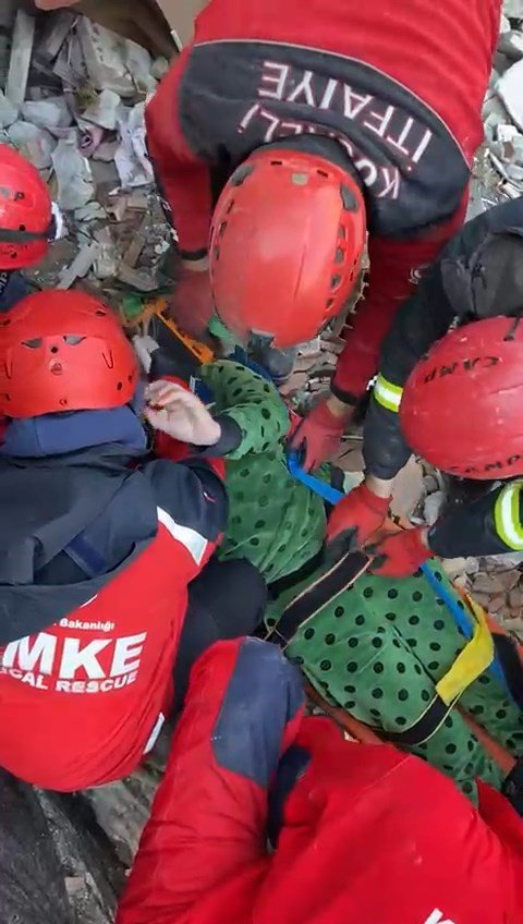 52 saat sonra kurtarıldı, sevinç gözyaşları döktü: "Hepinizi çok seviyorum"