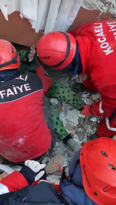 52 saat sonra kurtarıldı, sevinç gözyaşları döktü: "Hepinizi çok seviyorum"