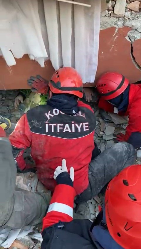 52 saat sonra kurtarıldı, sevinç gözyaşları döktü: "Hepinizi çok seviyorum"