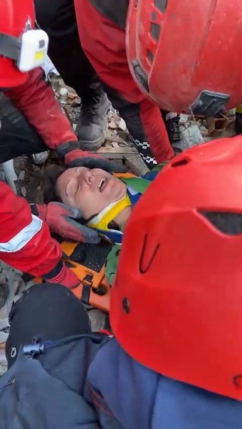 52 saat sonra kurtarıldı, sevinç gözyaşları döktü: "Hepinizi çok seviyorum"