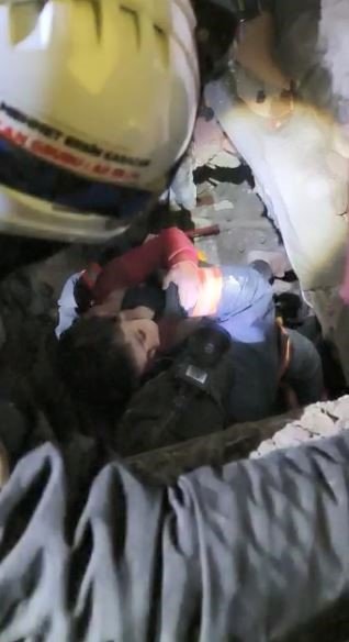 Malatya’da 45 saat sonra 8 yaşındaki Abdullah enkaz altından kurtarıldı