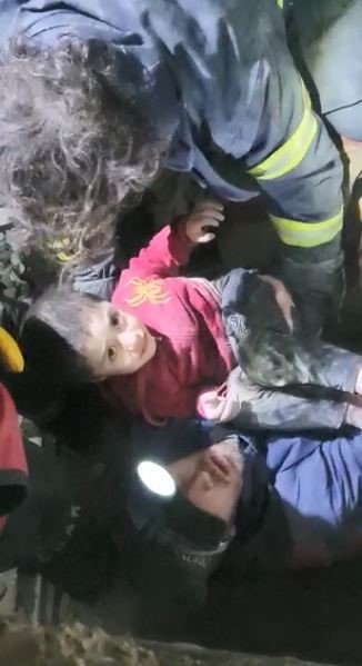 Malatya’da 45 saat sonra 8 yaşındaki Abdullah enkaz altından kurtarıldı