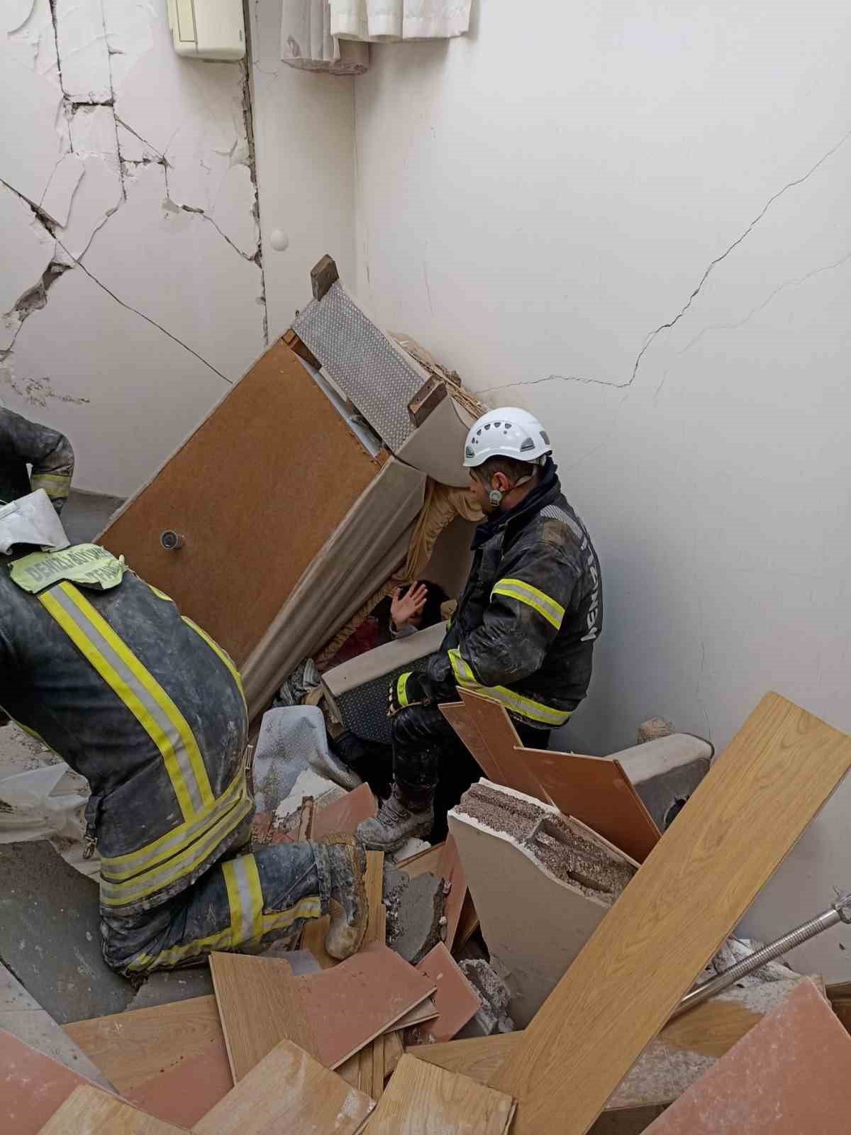 Göçükten saatler sonra çıkan miniğin görüntüsü sevinç oluşturdu