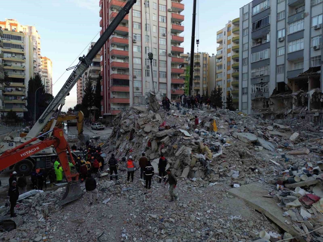 Adana Alpargun Apartmanı’nda arama kurtarma çalışmaları dron ile görüntülendi