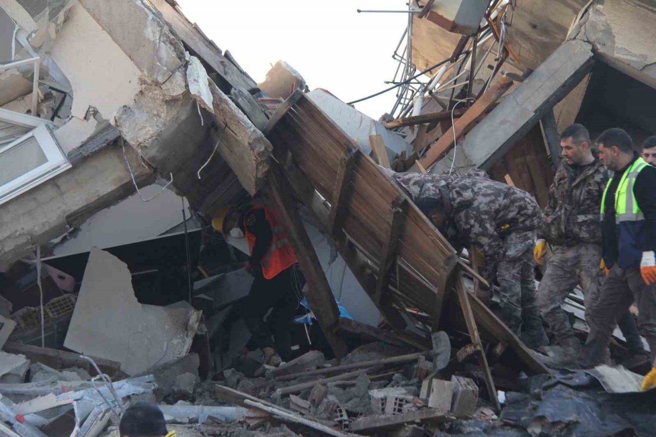 Deprem bölgesinden artık tek ses yükseliyor: "Sesimi duyan var mı?"