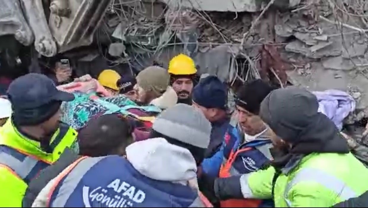 Kahramanmaraş’tan bir güzel haber daha, bir kadın enkazdan kurtarıldı