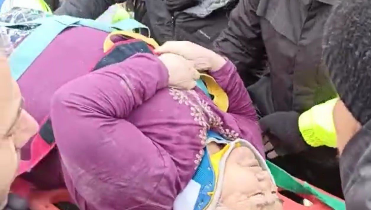 Kahramanmaraş’tan bir güzel haber daha, bir kadın enkazdan kurtarıldı