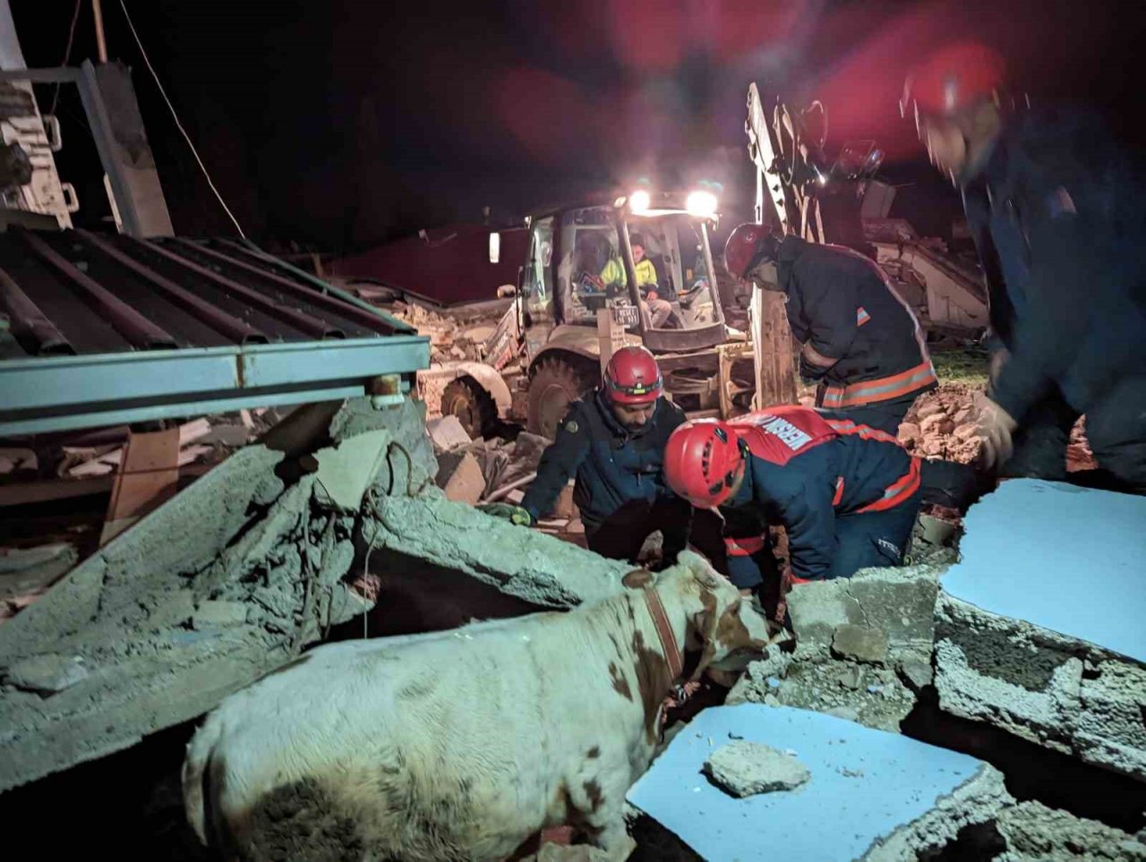 Mersin Büyükşehir Belediyesi ekipleri göçük altından 16 kişiyi kurtardı