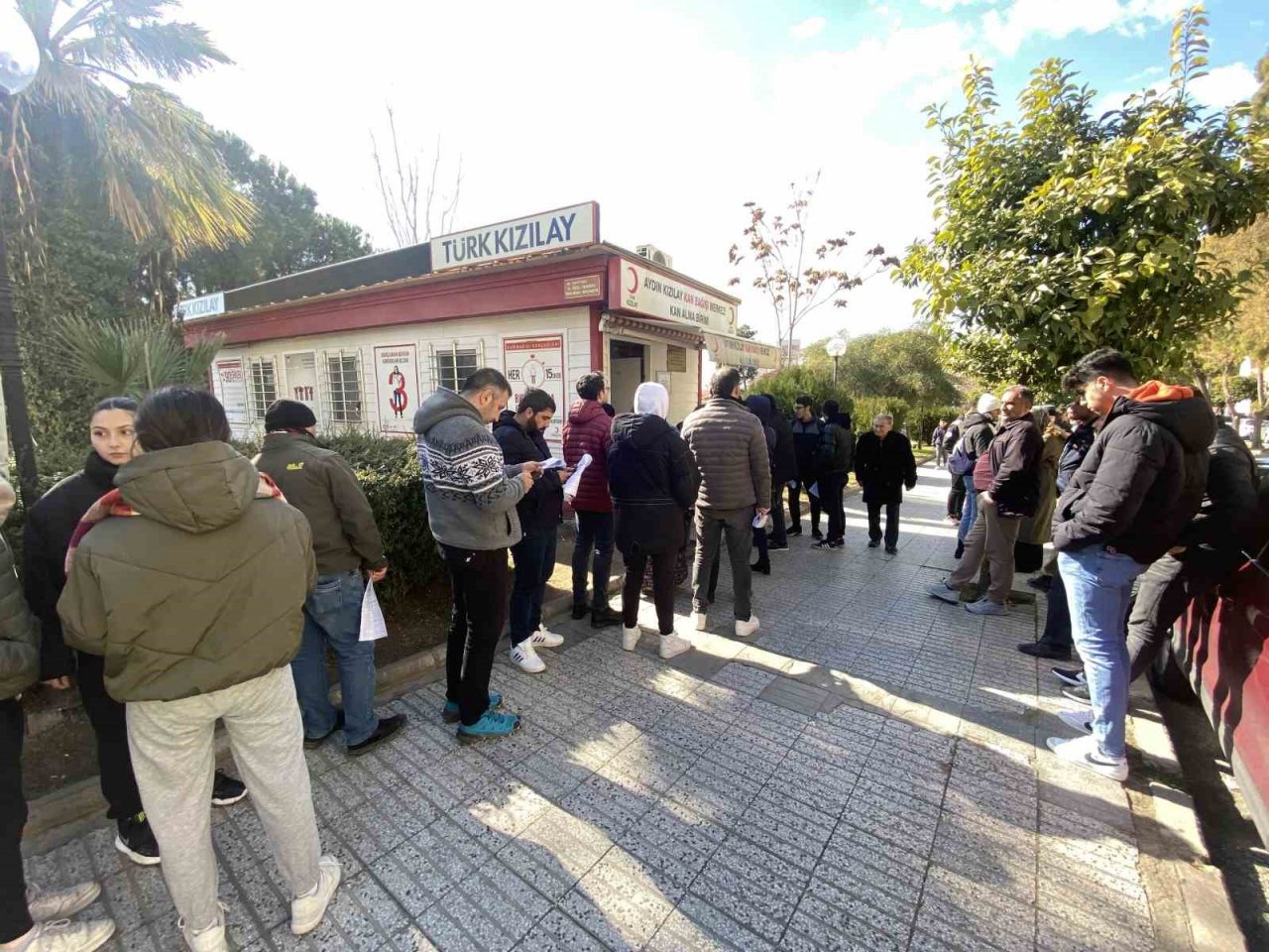 Aydınlılar depremzedeler için kan bağışı sırasına girdi
