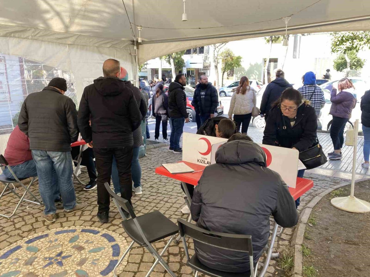 Aydınlılar depremzedeler için kan bağışı sırasına girdi