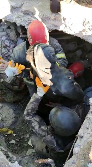 60 saat sonra enkazdan böyle çıktı