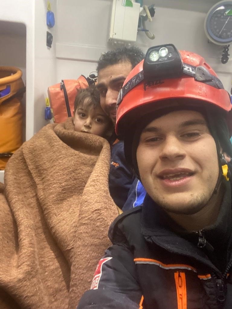 "Korkma, geldik" diyen AFAD ekibine minik Sare’den ağlatan cevap: "Acele etmeyin, bir şeyim yok"