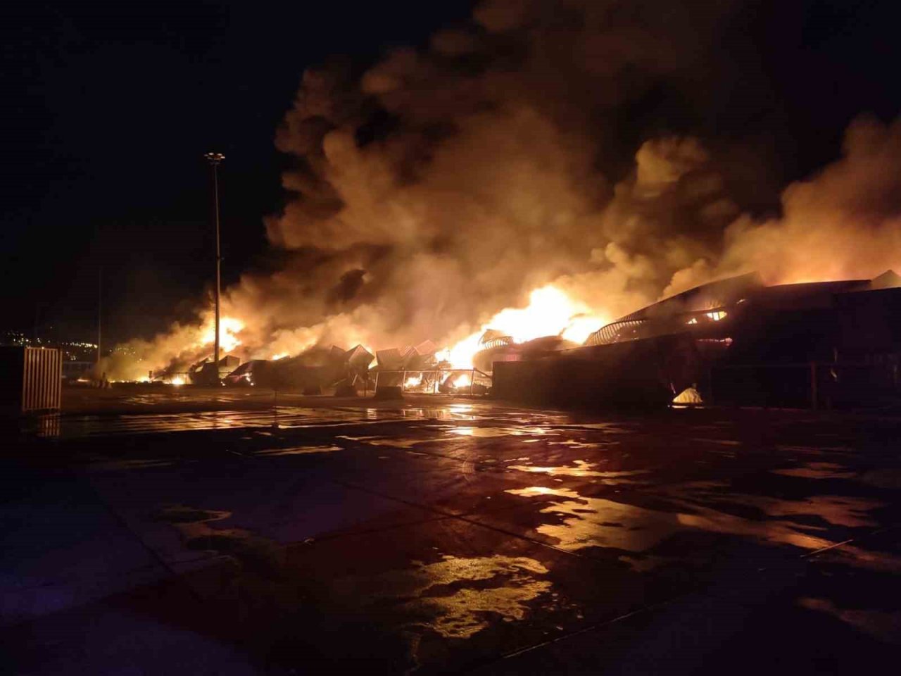 Büyükşehir İtfaiyesi İskenderun Limanı’nda yangınla mücadele ediyor