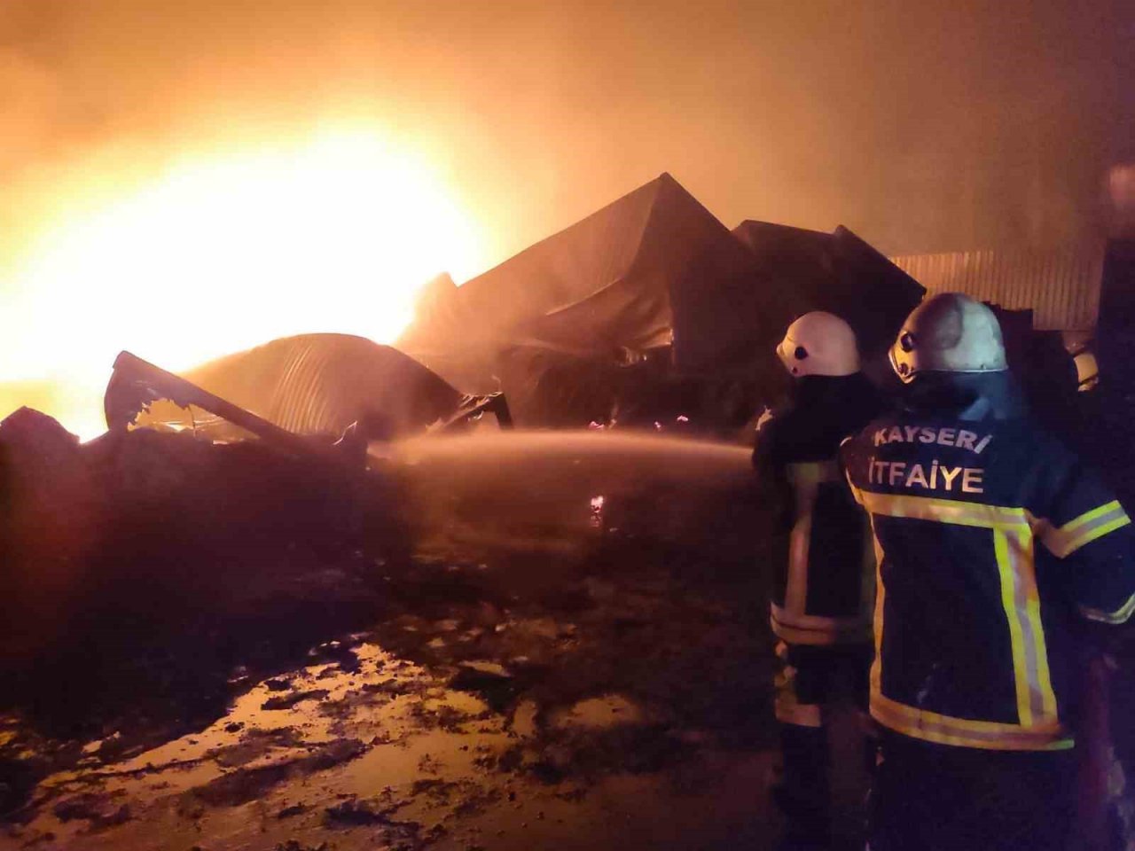 Büyükşehir İtfaiyesi İskenderun Limanı’nda yangınla mücadele ediyor