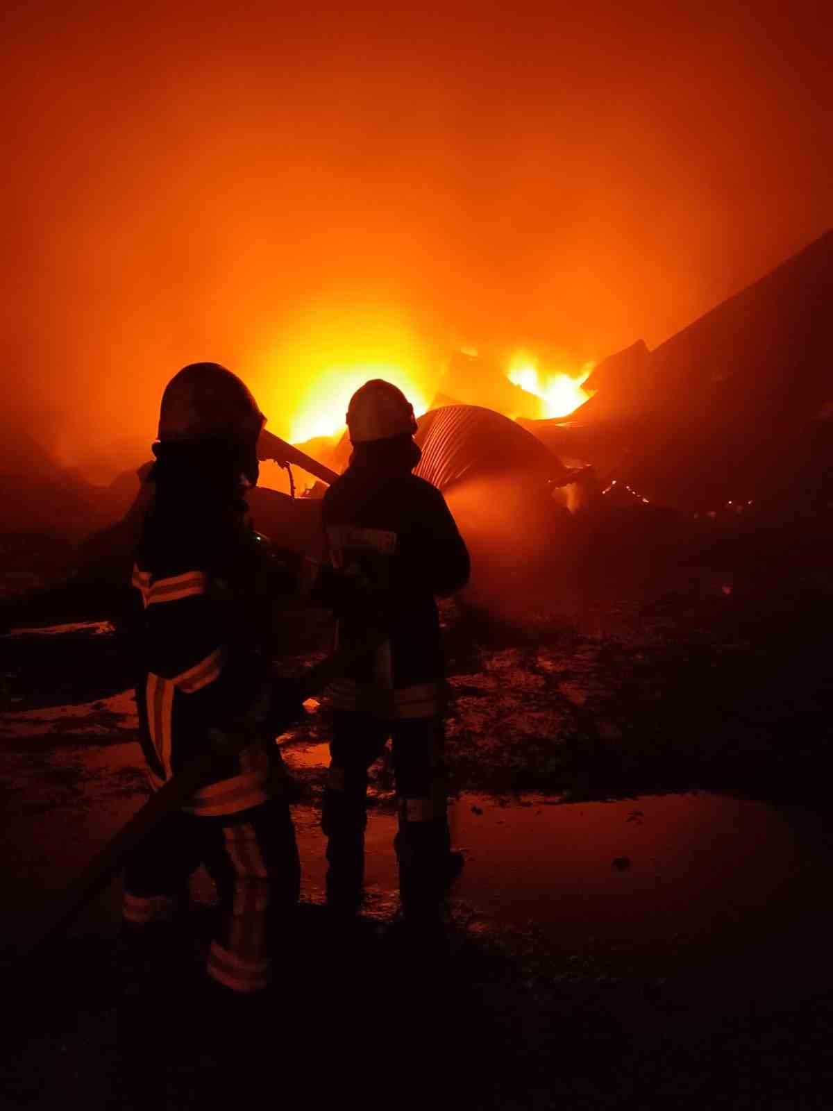Büyükşehir İtfaiyesi İskenderun Limanı’nda yangınla mücadele ediyor