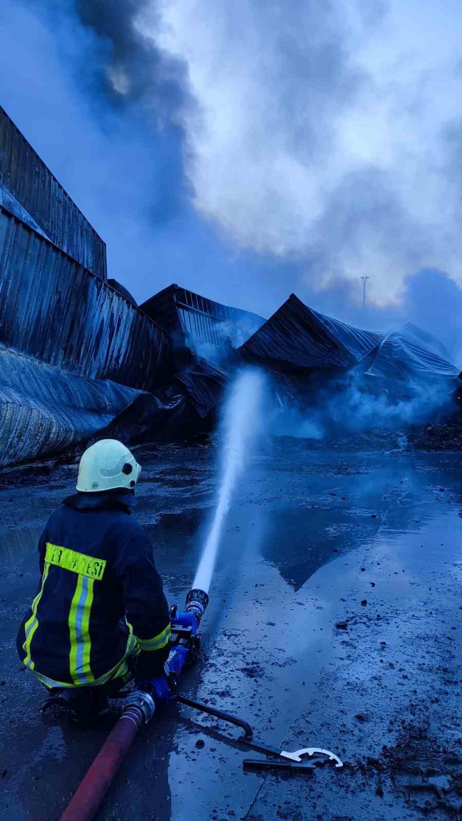 Büyükşehir İtfaiyesi İskenderun Limanı’nda yangınla mücadele ediyor