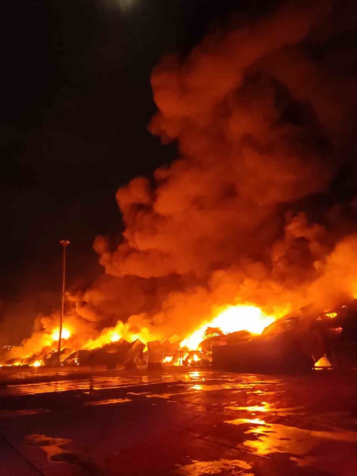 Büyükşehir İtfaiyesi İskenderun Limanı’nda yangınla mücadele ediyor