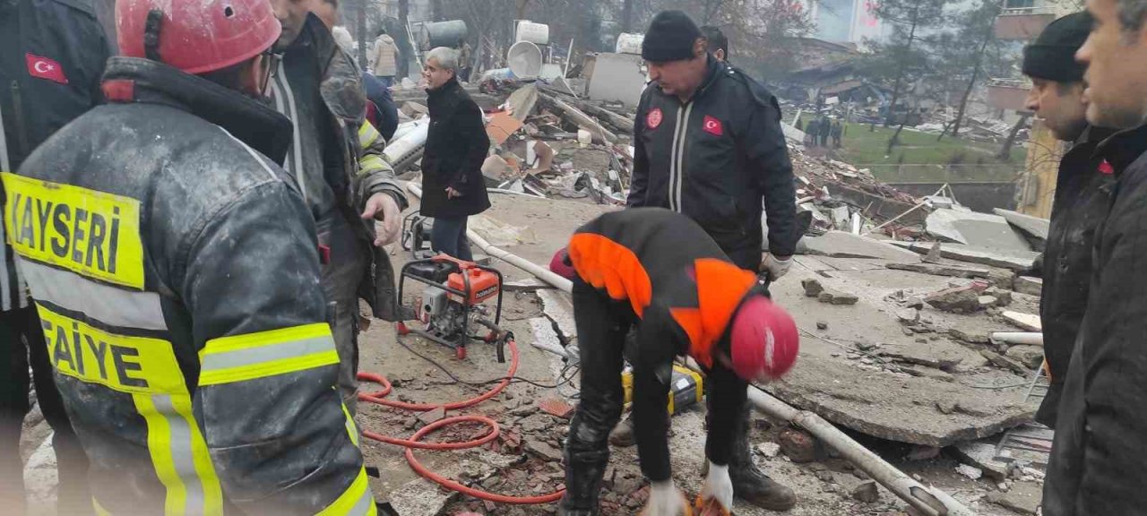 Kayseri Büyükşehir’in deprem bölgesine destek sayısı 237 araç, 362 personel çıktı