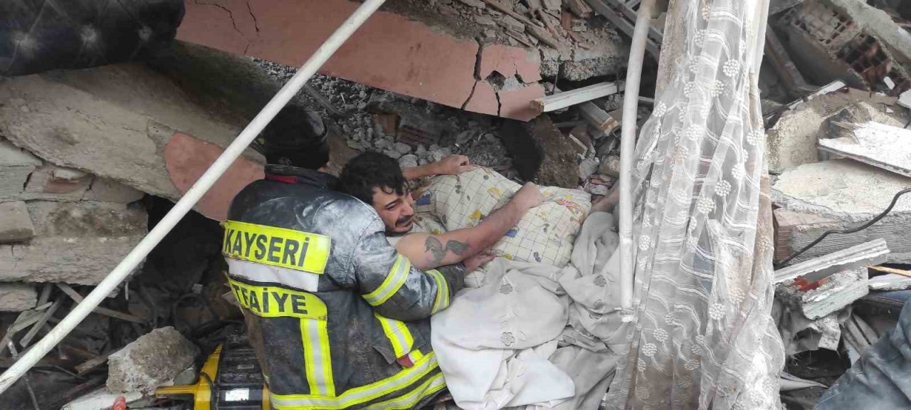 Kayseri Büyükşehir’in deprem bölgesine destek sayısı 237 araç, 362 personel çıktı