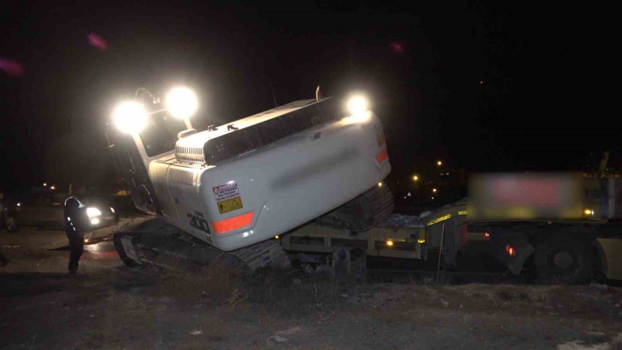 Deprem bölgesine giden tırın taşıdığı iş makinesi yola devrildi