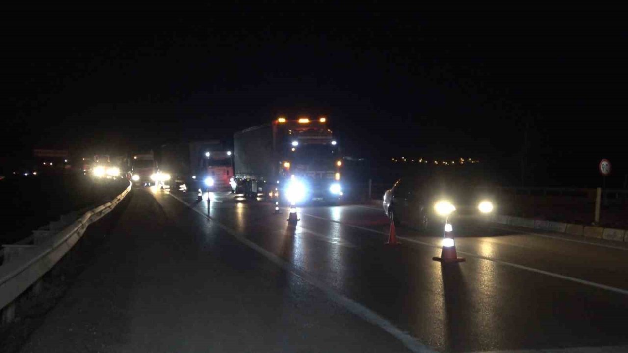 Deprem bölgesine giden tırın taşıdığı iş makinesi yola devrildi