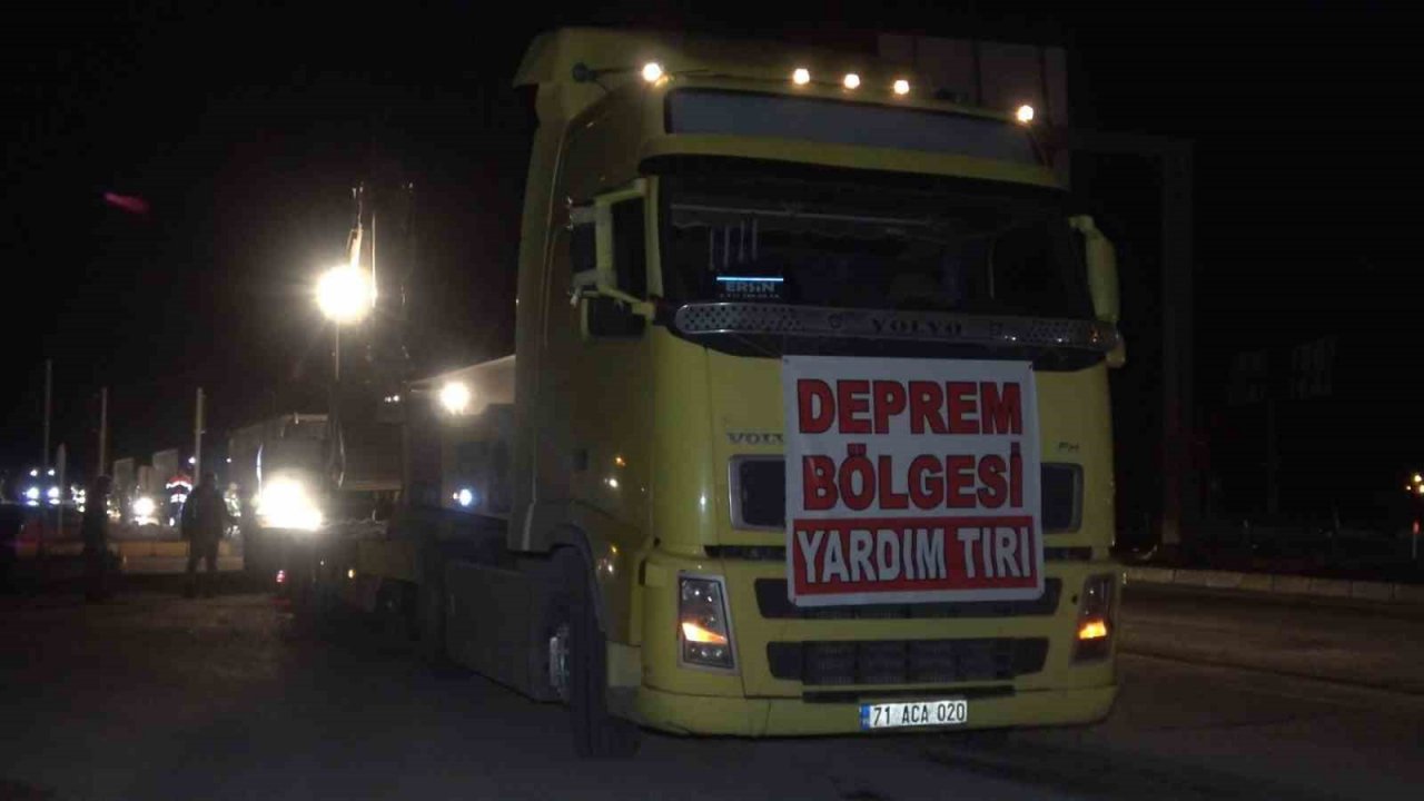 Deprem bölgesine giden tırın taşıdığı iş makinesi yola devrildi