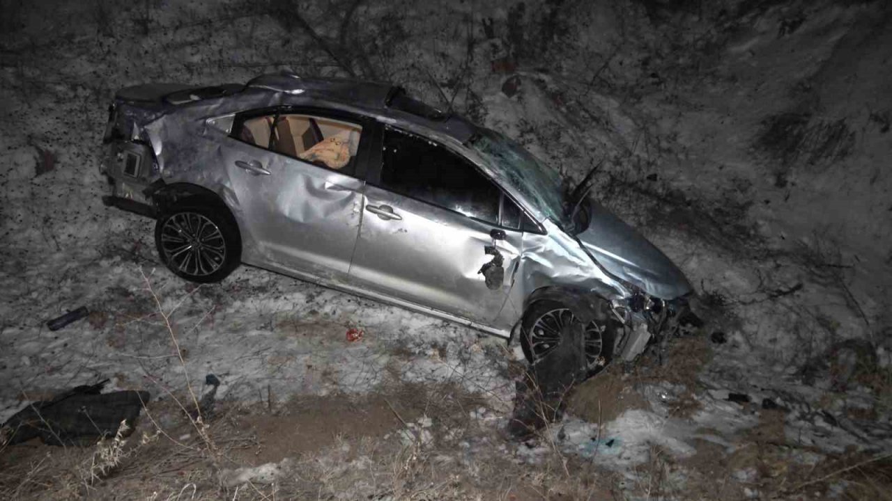 Uçurumdan yuvarlanan otomobil hurdaya döndü: 6 yaralı