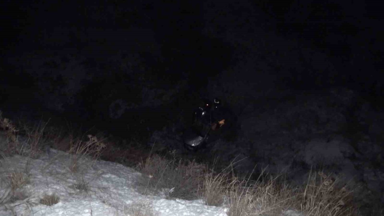 Uçurumdan yuvarlanan otomobil hurdaya döndü: 6 yaralı