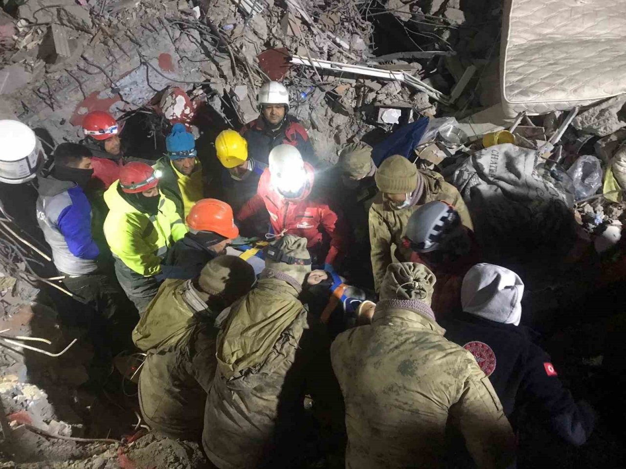 Malatya’da 45 saat sonra enkazdan 1 kişi daha sağ olarak kurtuldu