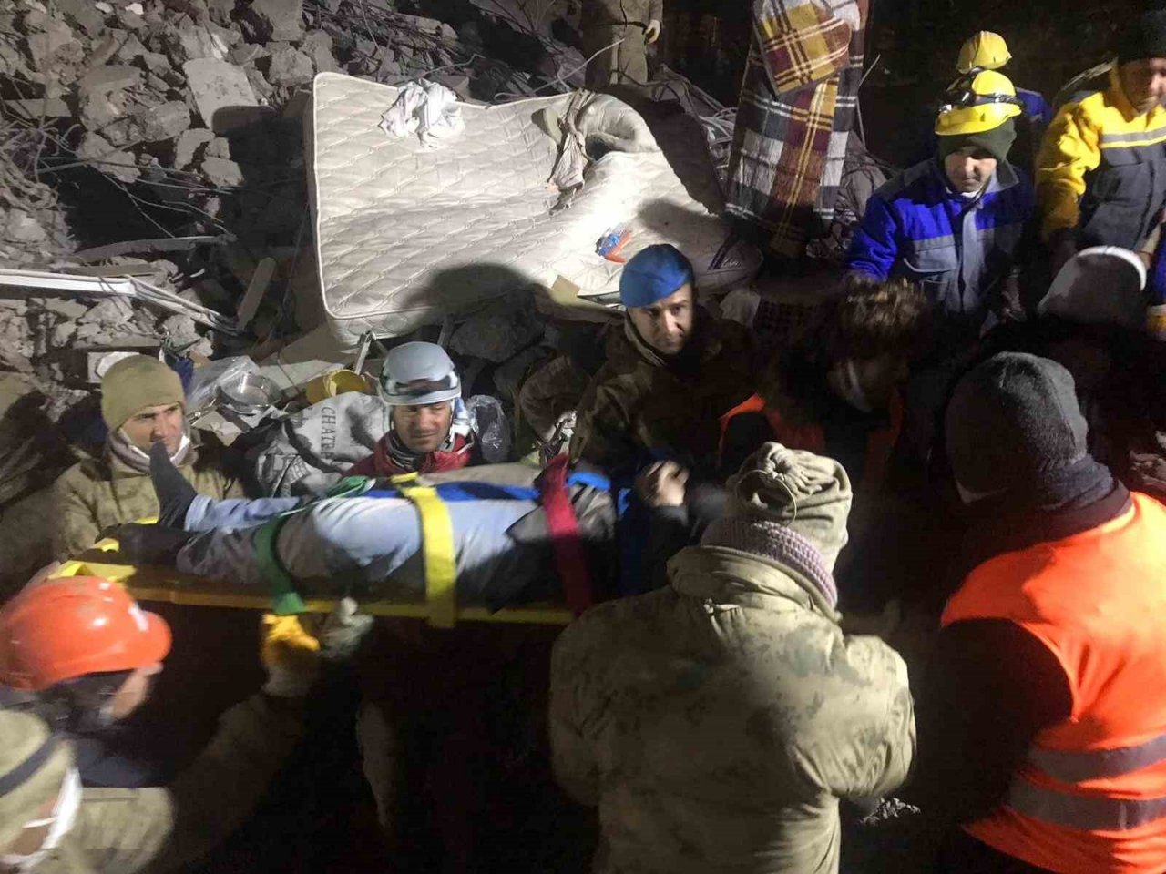 Malatya’da 45 saat sonra enkazdan 1 kişi daha sağ olarak kurtuldu