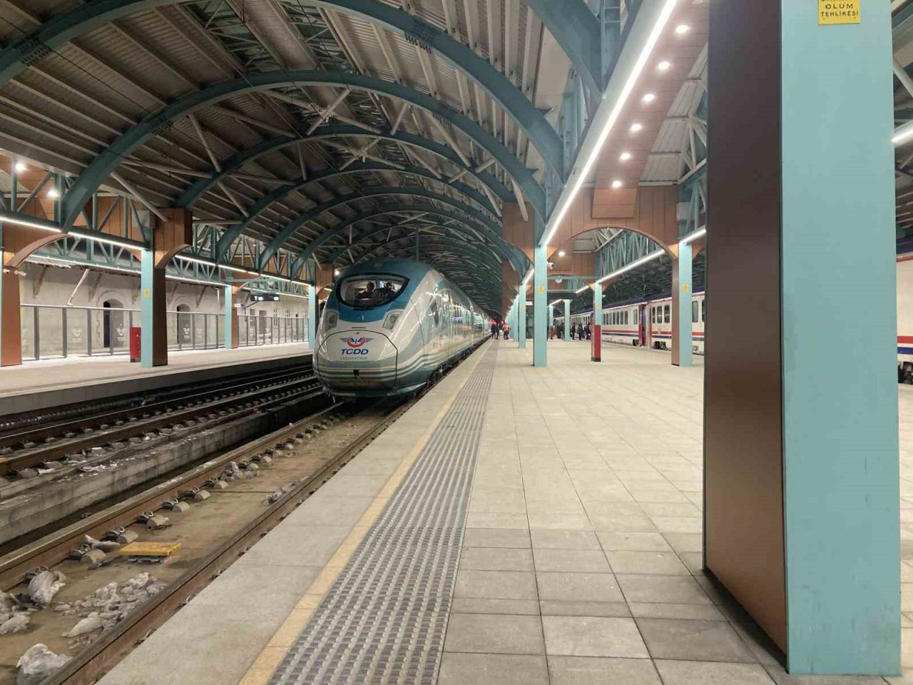 Sivas’ta YHT ilk yolculu seferinde depremzedeleri taşıdı