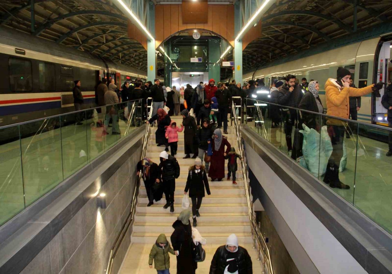 Sivas’ta YHT ilk yolculu seferinde depremzedeleri taşıdı