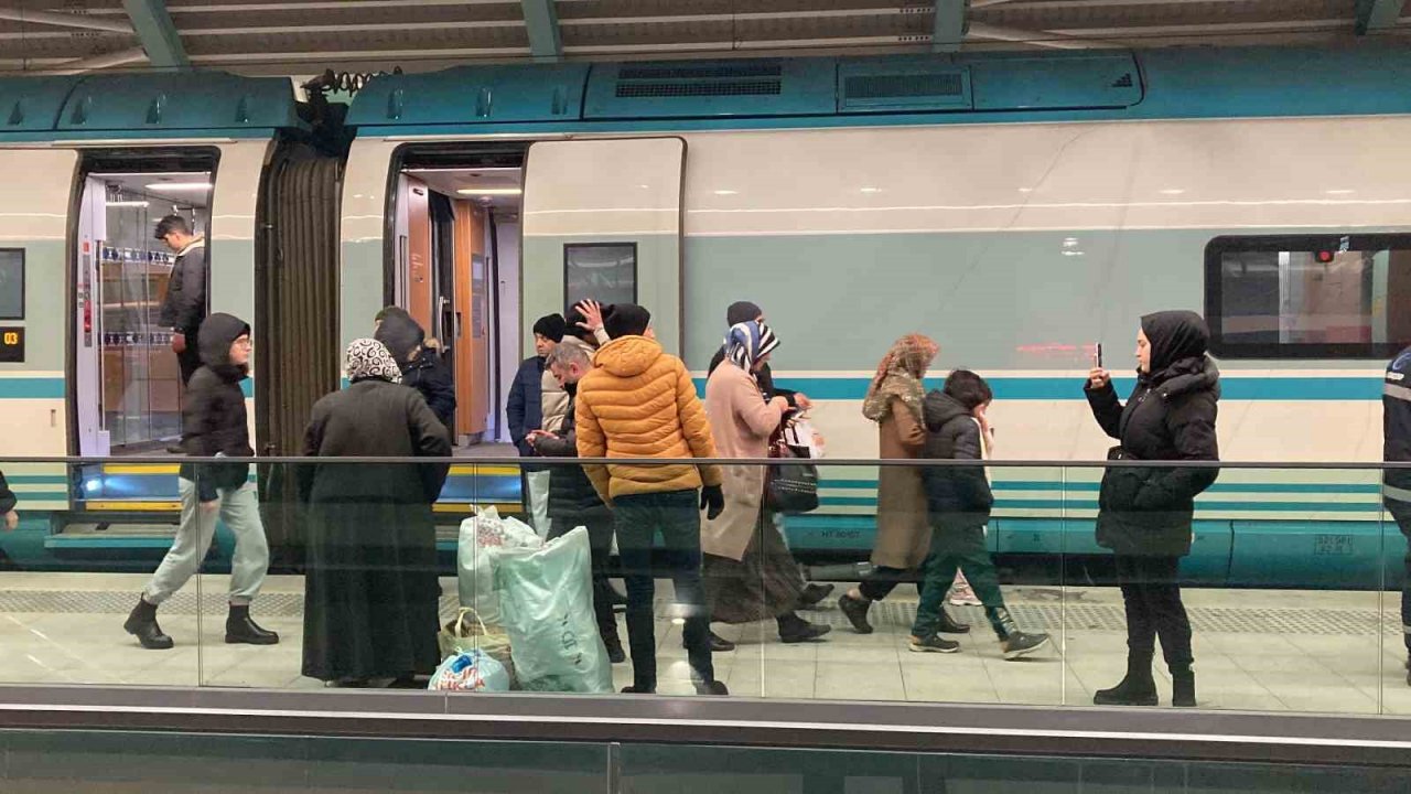 Sivas’ta YHT ilk yolculu seferinde depremzedeleri taşıdı